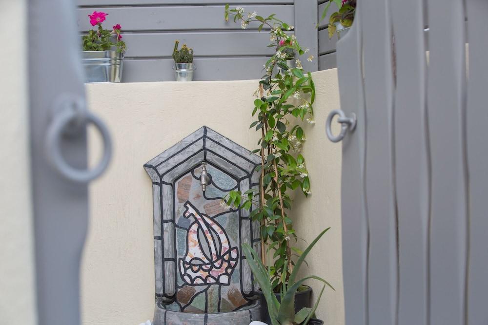Love Nest Villa อาโกรตีรี ภายนอก รูปภาพ
